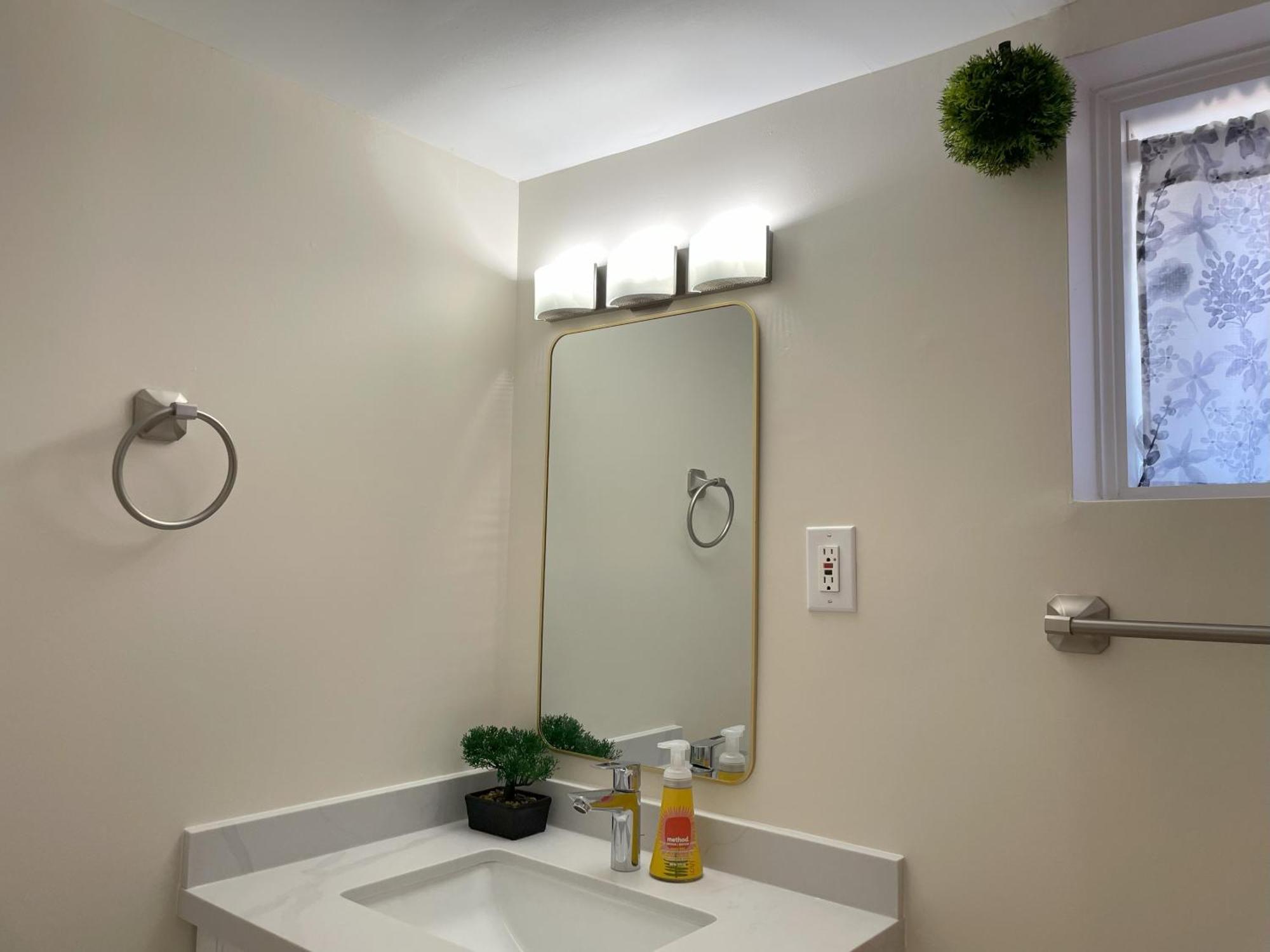 Apartmán Newly-Renovated 3Br House, 12 Minutes To Airport Toronto Exteriér fotografie